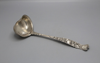 Suppenkelle 'Vine' mit Tomaten / A Sterling Sterling silver heart shaped soup ladle 'Vine' with tomato pattern, Tiffany & Co., um 1900