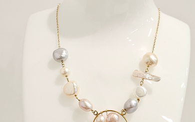 TOUS. NECKLACE NECKLACE MADE OF DIFFERENT CULTURED PEARLS AND RING AND CHAIN DETAIL IN 18K YELLOW GOLD. BRAND NEW.