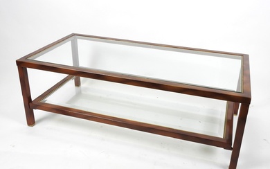 Table basse rectangulaire en métal laqué à deux plateaux de verre biseauté. 37 x 52,5...