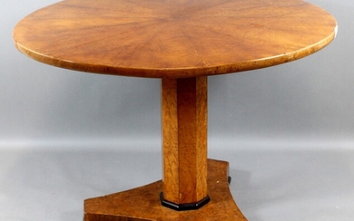 Tavolo tondo in radica, gamba centrale ottagonale poggiante su basamento triangolare, altezza cm. 78, altezza cm. 78, XIX secolo, (difetti).