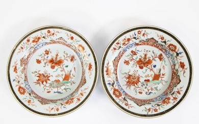 Two 18th century Chinese plates with floral decor, Qianlong period