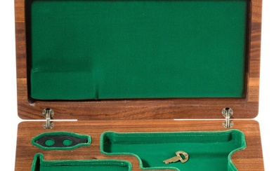 Un étui de présentation en noyer pour un H&K P7 Coffret original HK en bois...