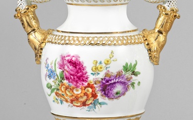 Vase à anse serpentine et décor floral Corps en forme d'amphore avec bordures ornementales en...