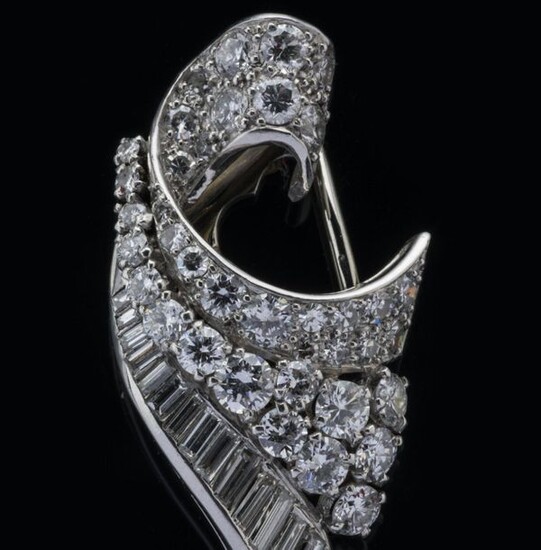 Wing-shaped 750-thousandths white gold spit. It is adorned with 38 brilliant-cut diamonds and 15 baguette-cut diamonds. Gross weight: 6.7 g. Total weight of brilliant-cut diamonds: approximately 1.45 carat. Total weight of baguette-cut diamonds:...
