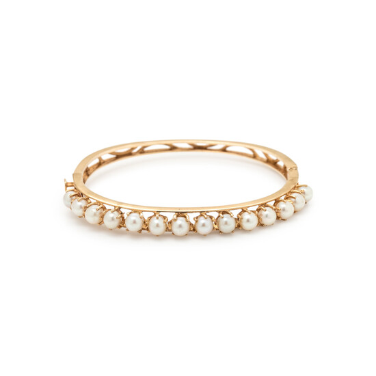 YELLOW GOLD AND CULTURED PEARL BANGLE BRACELET