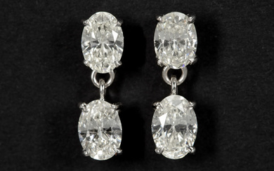 pair of elegant earrings in white gold (