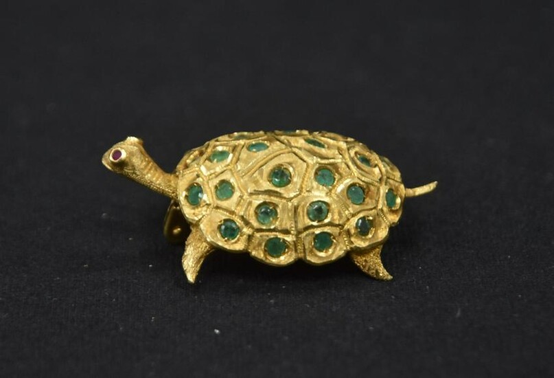 18kt GOLD TURTLE FORM PIN WITH GREEN STONES