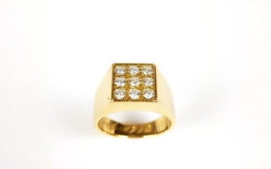 750 gold signet ring ‰ decorated with nine small diamonds, TDD 49, pds 6.9 g