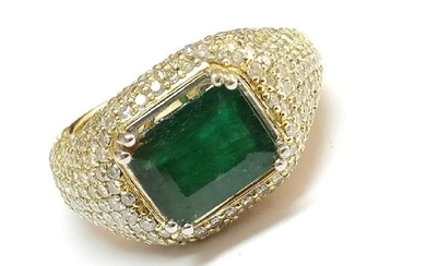 18K Ladies Ring with Emerald 3.13 ct and Diamonds 2.92
