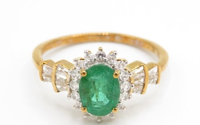 9ct gold emerald & vari-cut white gemstone cluster ring (2.8...