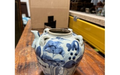 A 19TH CENTURY CHINESE BLUE AND WHITE TEA POT, 14cm x 13cm