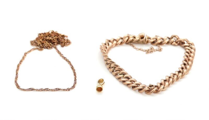 A 22k red gold necklace, a defective 18k gold pendant and 8k gold bracelet. Weight app. 12 g. Necklace L. 57 cm. (3)
