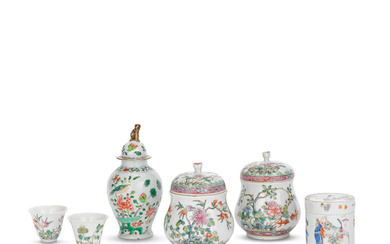 A COLLECTION OF FAMILLE ROSE AND FAMILLE VERTE PORCELAIN. 19th/20th...