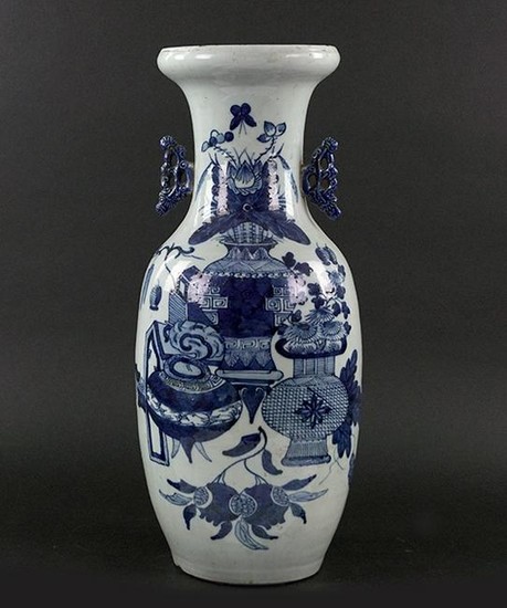 A Chinese Blue and White Porcelain Vase.