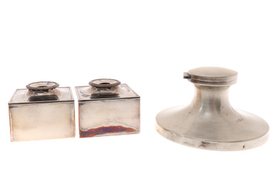 A GEORGE V SILVER CAPSTAN INKWELL.