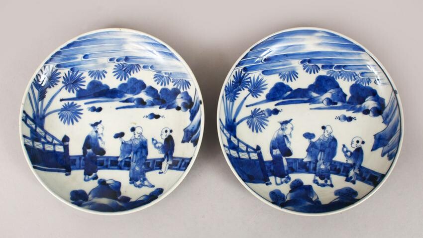 A GOOD PAIR OF 19TH CENTURY JAPANESE BLUE & WHITE