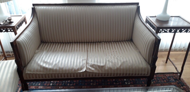 A Hepplewhite style mahogany sofa. England, 20th century. L. 130 cm. W. 75 cm. D. 42 cm.