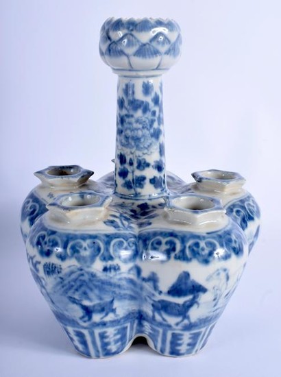 A LARGE 19TH CENTURY CHINESE BLUE AND WHITE TULIP VASE