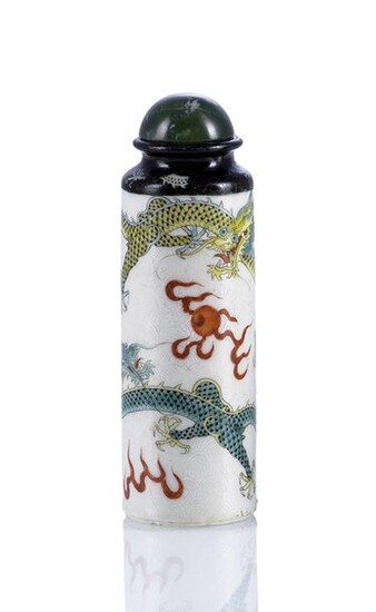 A LARGE CYLINDRICAL PORCELAIN SNUFF BOTTLE DECORATED WITH PAINTED ENAMELS SHOWING TWO DRAGONS CHASING THE PEARL, China, Daoguang seal mark and of the period - H. 8 cm