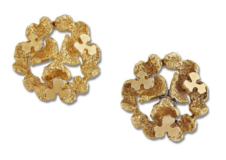 A PAIR OF 9 CARAT GOLD CLUSTER EARRINGS, CIRCA 1970S