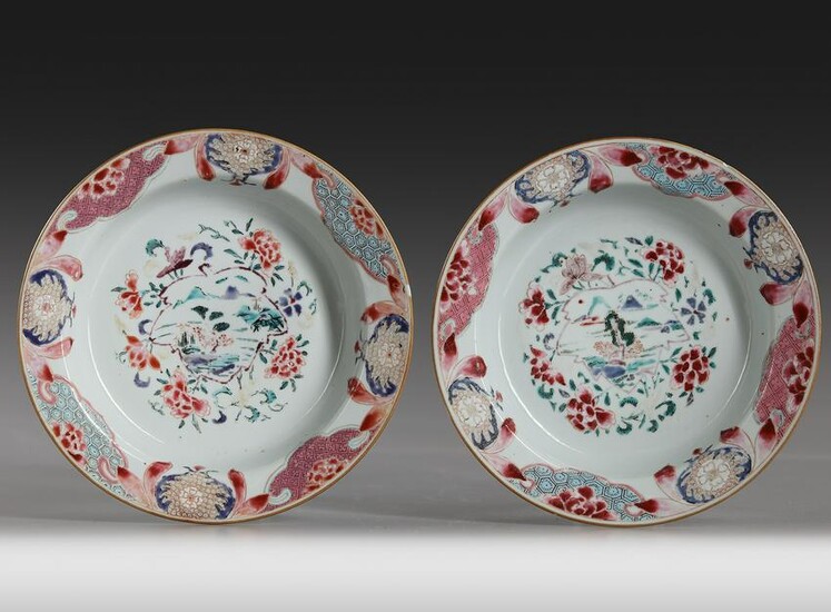 A PAIR OF CHINESE FAMILLE ROSE DISHES,18TH CENTURY