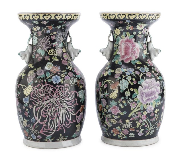 A PAIR OF CHINESE POLYCHROME PORCELAIN VASES. 20TH CENTURY.