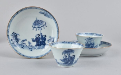 A PAIR OF LA DAME AU PARASOL TEA BOWLS AND SAUCER (2) - Porcelain - China - Qianlong (1736-1795)