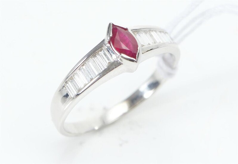 A RUBY AND DIAMOND DRESS RING IN 18CT WHITE GOLD, SIZE O, 2.4GMS