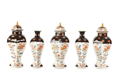 A SET OF FIVE 19TH CENTURY JAPANESE IMARI VASE AND COVERS de...