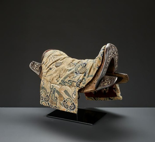 A WOOD SADDLE WITH GILT IRON FITTINGS, 17/18TH CT