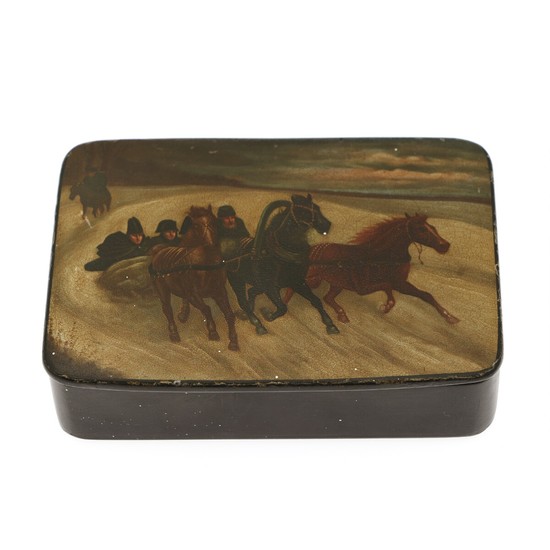A large Russian lacquered papier-mâché case, decorated in colours, lid with troika-scenery at winter time. 19th century. L. 11 cm. D. 7.5 cm.