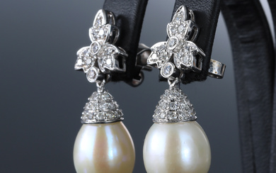 A pair of drop-shaped cultured pearl and brilliant cut earrings of 18 kt. white gold, total approx. 1.00 ct. (2)
