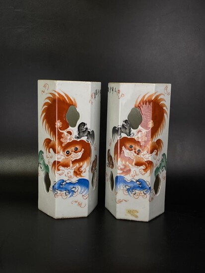 A pair of famille rose Chinese porcelain hat stands handpainted with northern lions and clouds, mark “TongZhi nianzhi” 同治年制 (2)