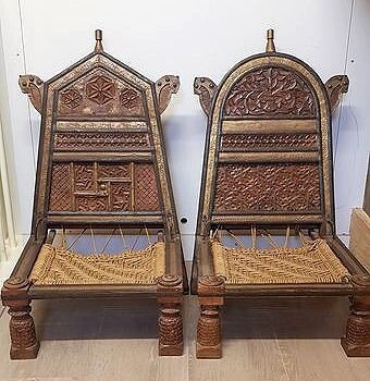 A pair of low chairs - Brass, Wood - India - Second half 20th century
