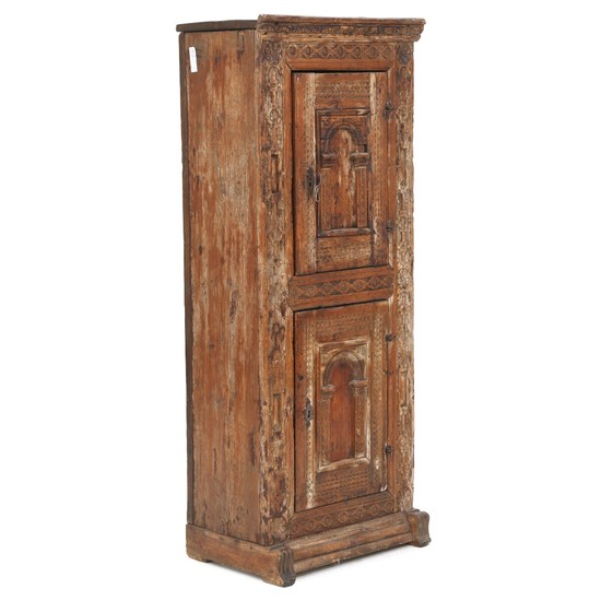 A rural Danish Renaissance pinewood cupboard. Dated 1633. H. 142 cm. W. 60 cm. D. 37 cm.