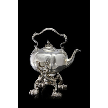 A silver kettle. London, 1839. Silversmith Hunt Storr & Mortimer (h. cm 35) (g 2800)