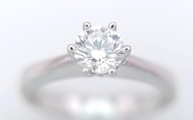AN 18K WHITE GOLD DIAMOND SOLITAIRE RING - 0.50CT....