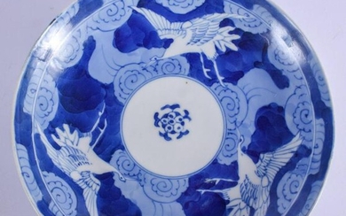AN 18TH CENTURY JAPANESE EDO PERIOD BLUE AND WHITE