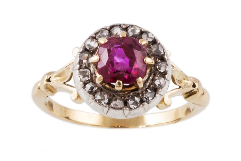 AN ANTIQUE RUBY AND DIAMOND CLUSTER RING, mounted in yellow ...