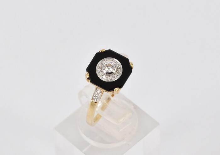AN ART DECO STYLE RING