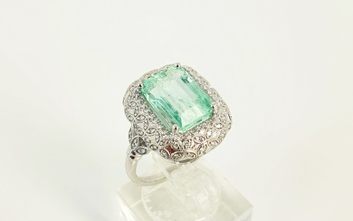 AN EMERALD AND DIAMOND AND 14ct WHITE GOLD COCKTAIL RING