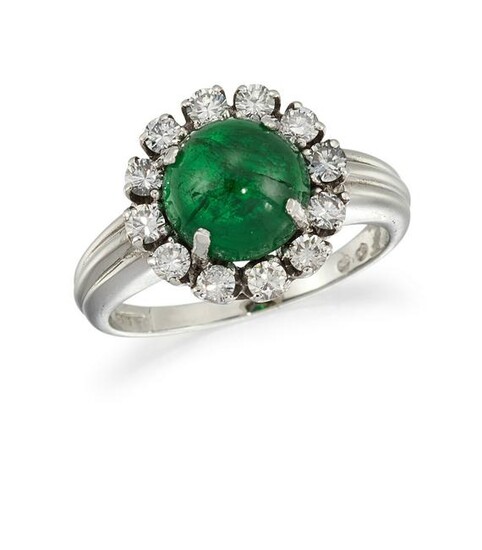 AN EMERALD AND DIAMOND CLUSTER RING The circular