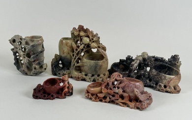 ASIE, XXe. Cinq pots à pinceaux en pierre dure sculptée à décor de singes stylisés,...