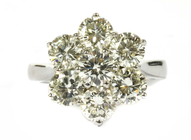 An 18ct white gold diamond daisy cluster ring