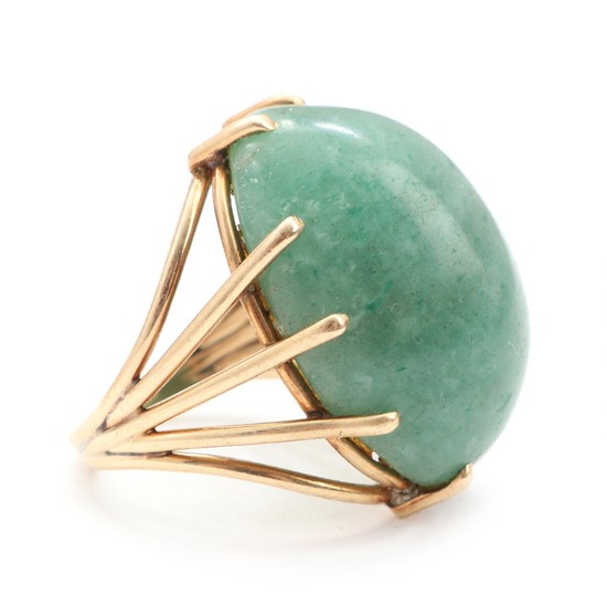 An aventurine ring set with cabochon-cut aventurine, mounted in 14k gold. Size app. 50. Weight app. 9.5 g.