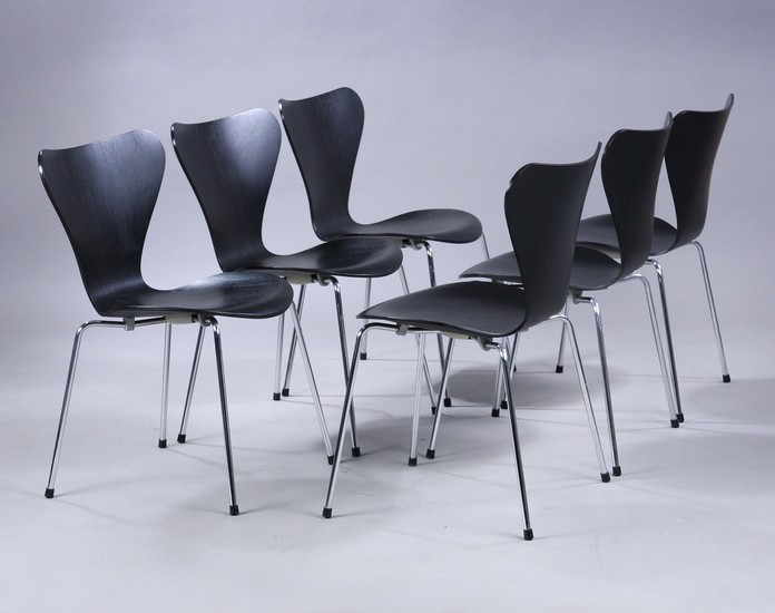 Arne Jacobsen. A set of six chairs 'Series 7' , model 3107, black-glazed. (6)