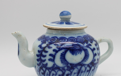 BLUE AND WHITE TEAPOT, WITH FLORAL DECORATION, PORCELAIN, 19TH CENTURY, CHINA, HEIGHT CA. 9.5 cm.