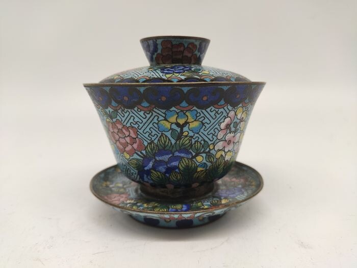 Bowl with lid and holder - Cloisonne enamel - Flowers - China - 19th century