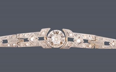 Bracelet ancien en or jaune 18 carats façade en platine orné d'un diamant central de...