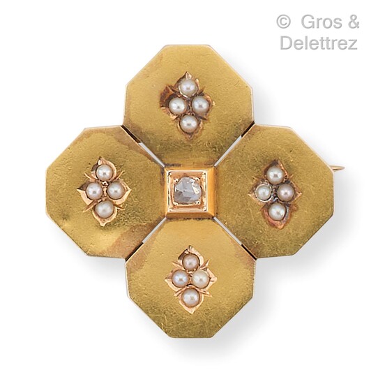 Broche en or jaune à motif géométrique, sertie... - Lot 89 - Gros & Delettrez